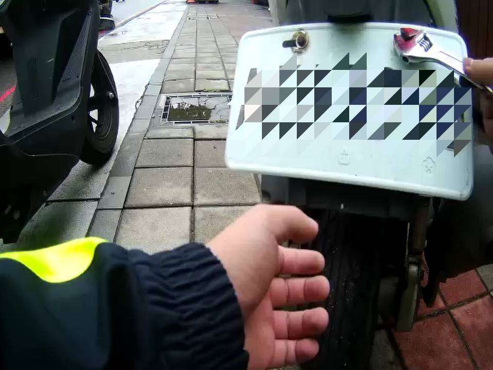 酒駕男遭扣牌 改掛他車號牌被桃警抓包 1982700 0