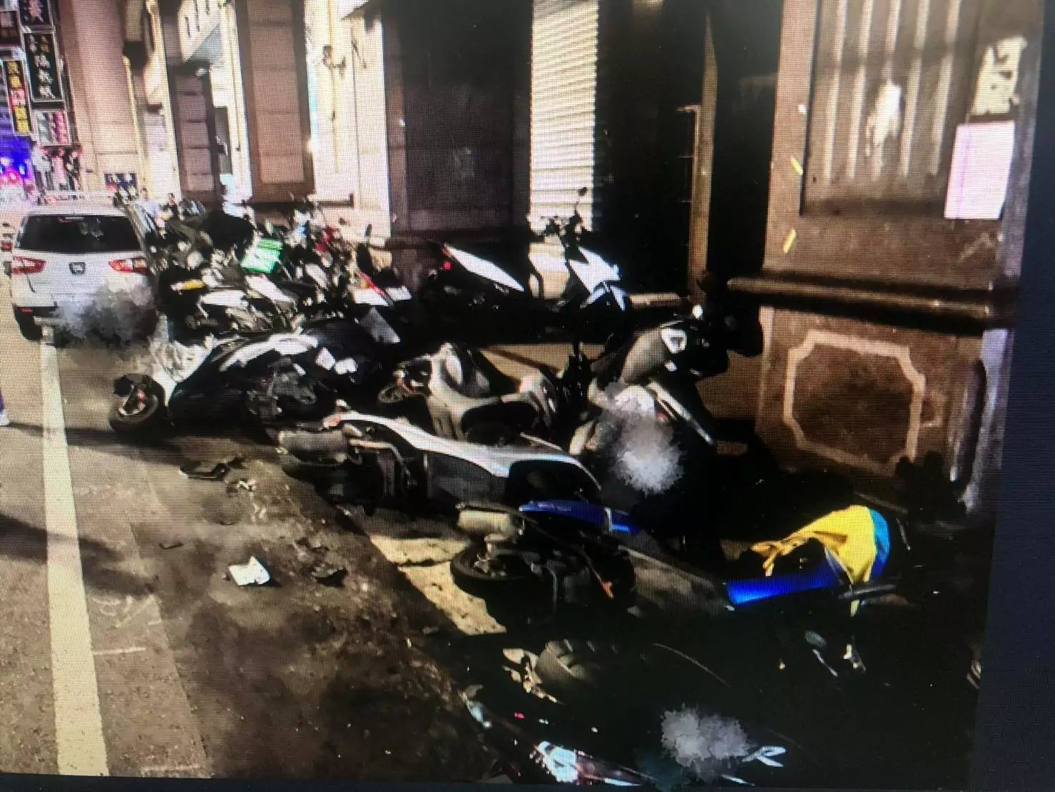 【有片】累過頭!桃園小客車疲勞駕駛恍神 撞翻路旁30機車 【有片】累過頭!桃園小客車疲勞駕駛恍神 撞翻路旁30機車