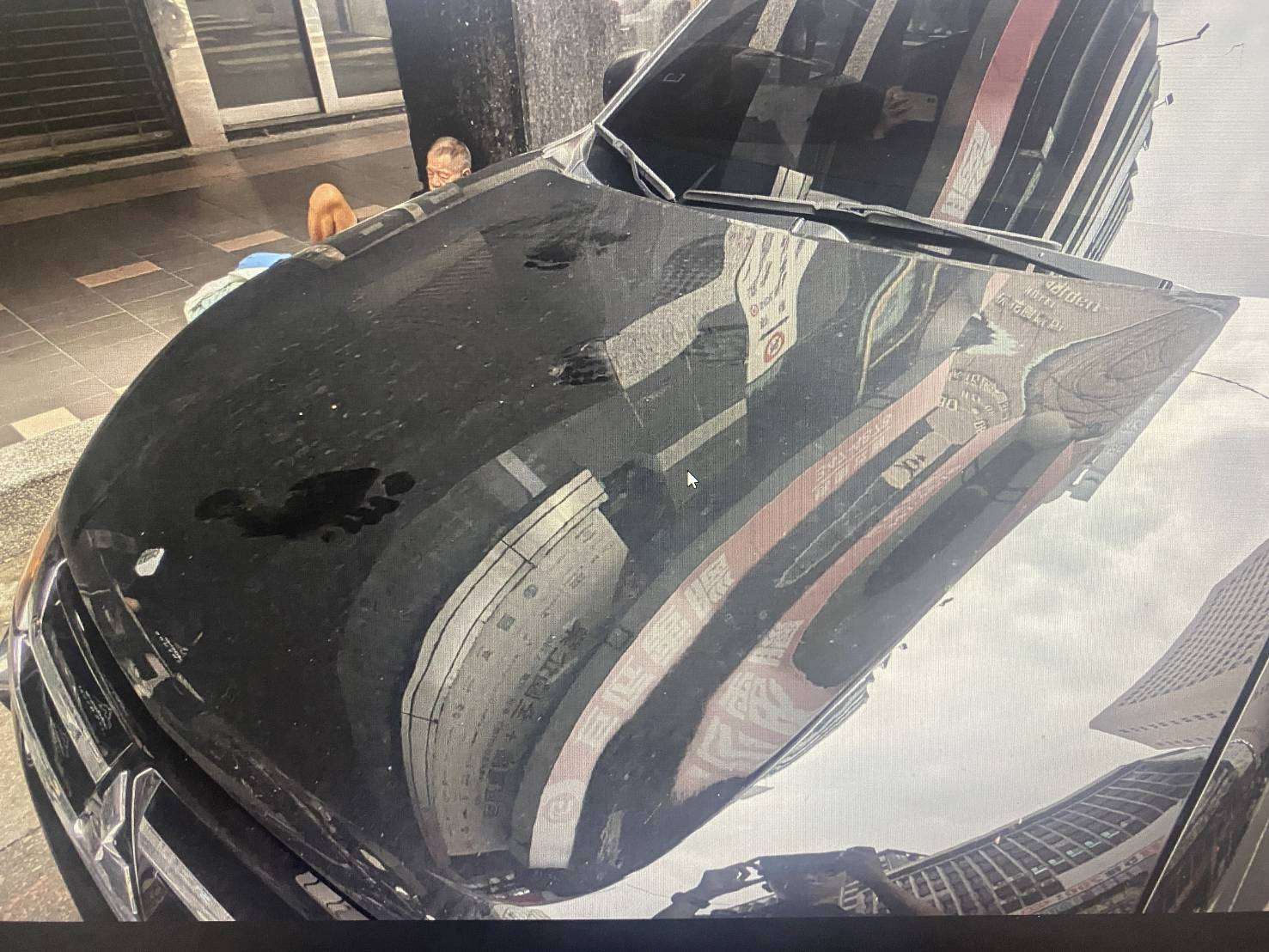 情緒失控!桃園男地下停車場狂踹車輛 遭警迅速壓制送醫 1984204