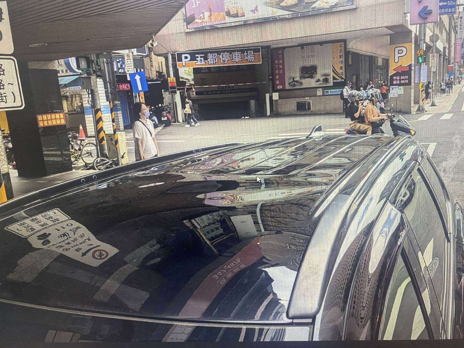 情緒失控!桃園男地下停車場狂踹車輛 遭警迅速壓制送醫 1984205