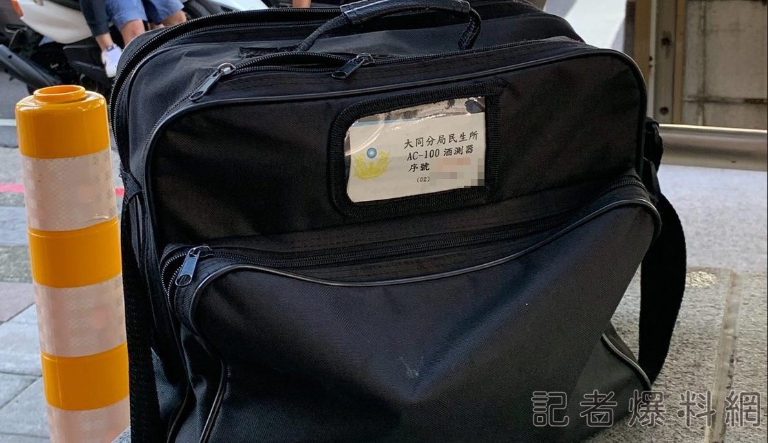 路邊驚見疑似警局酒測器 網:有人要起飛了