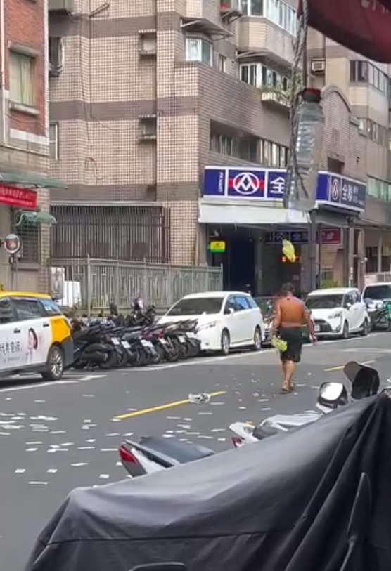 【有片】醉漢沿街撒玩具鈔 網:壓力是多大?
