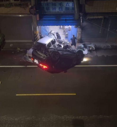 【有片】酒駕連撞8車 附近住戶拿榔頭敲車門助脫困