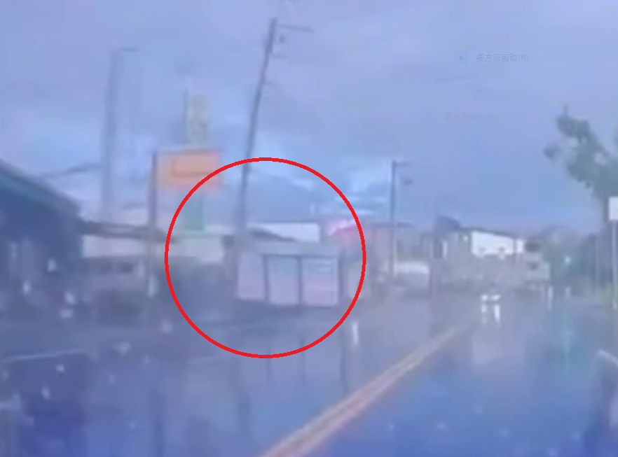 【有片】疑天雨路滑 貨車自撞電桿駕駛身亡