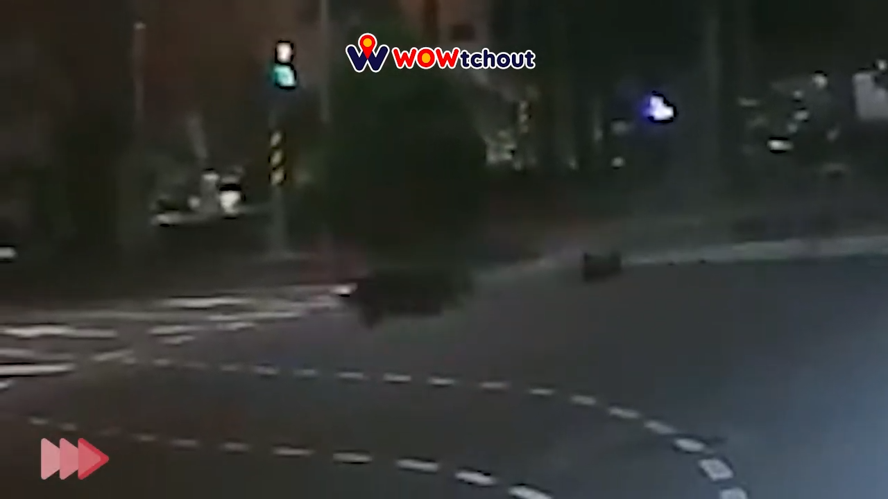 【有片】高速過彎自摔秒起身 網:年輕就是有活力