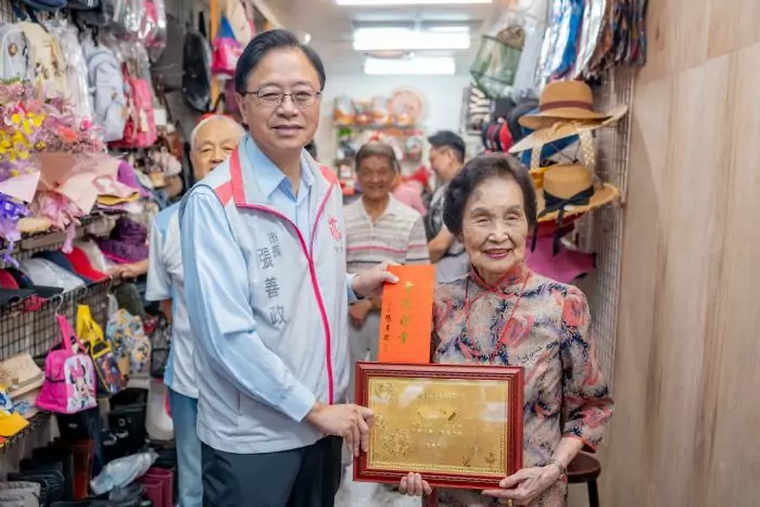 大溪103歲人瑞奶奶是運動好手 張善政贈重陽禮金 大溪103歲人瑞奶奶是運動好手 張善政贈重陽禮金