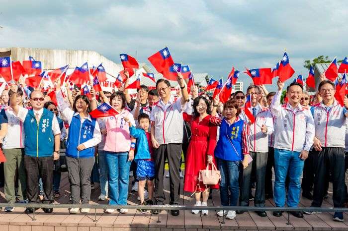桃園國慶升旗典禮創新 無人機攜國旗進場展現科技與創意 20241010115752817