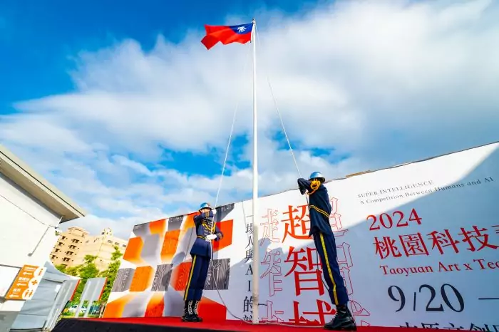 桃園國慶升旗典禮創新 無人機攜國旗進場展現科技與創意 桃園國慶升旗典禮創新 無人機攜國旗進場展現科技與創意