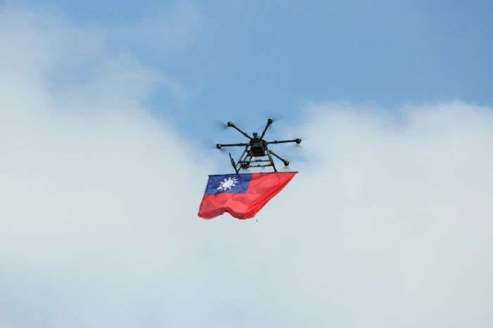 桃園國慶升旗典禮創新 無人機攜國旗進場展現科技與創意 20241010115757951