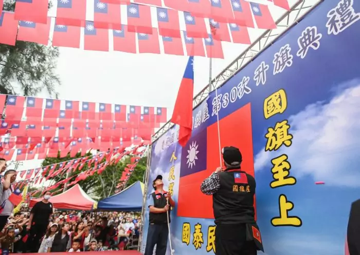 中壢國旗屋升旗典禮盛況空前 旗海飄揚展現愛國熱情 20241010141323571