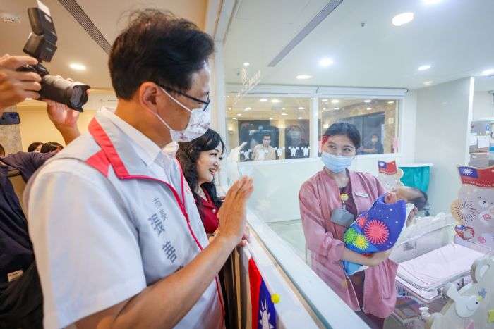 張善政探視國慶寶寶 強調婦幼友善政策助力年輕家庭安心育兒 20241010141359319
