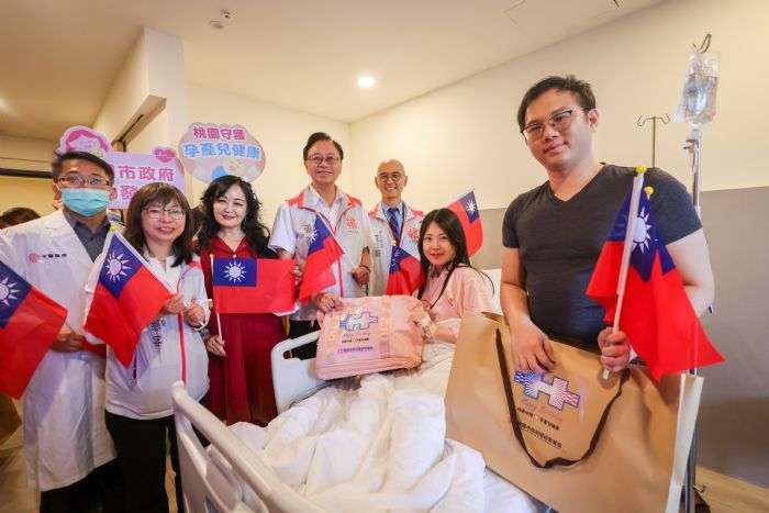 張善政探視國慶寶寶 強調婦幼友善政策助力年輕家庭安心育兒 20241010141402392