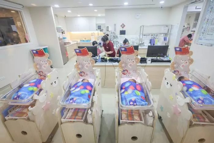 張善政探視國慶寶寶 強調婦幼友善政策助力年輕家庭安心育兒 張善政探視國慶寶寶 強調婦幼友善政策助力年輕家庭安心育兒