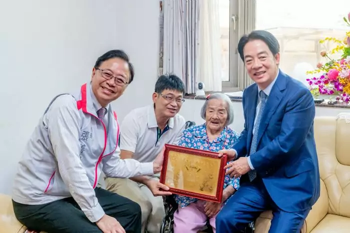 張善政、賴清德重陽節敬老 親訪八德百歲人瑞贈金鎖片、金箔畫 張善政、賴清德重陽節敬老 親訪八德百歲人瑞贈金鎖片、金箔畫