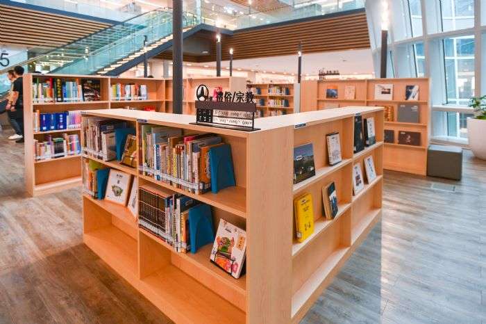 桃園總圖打造「客家圖書專區」 張善政盼促進族群融合 20241021120116483