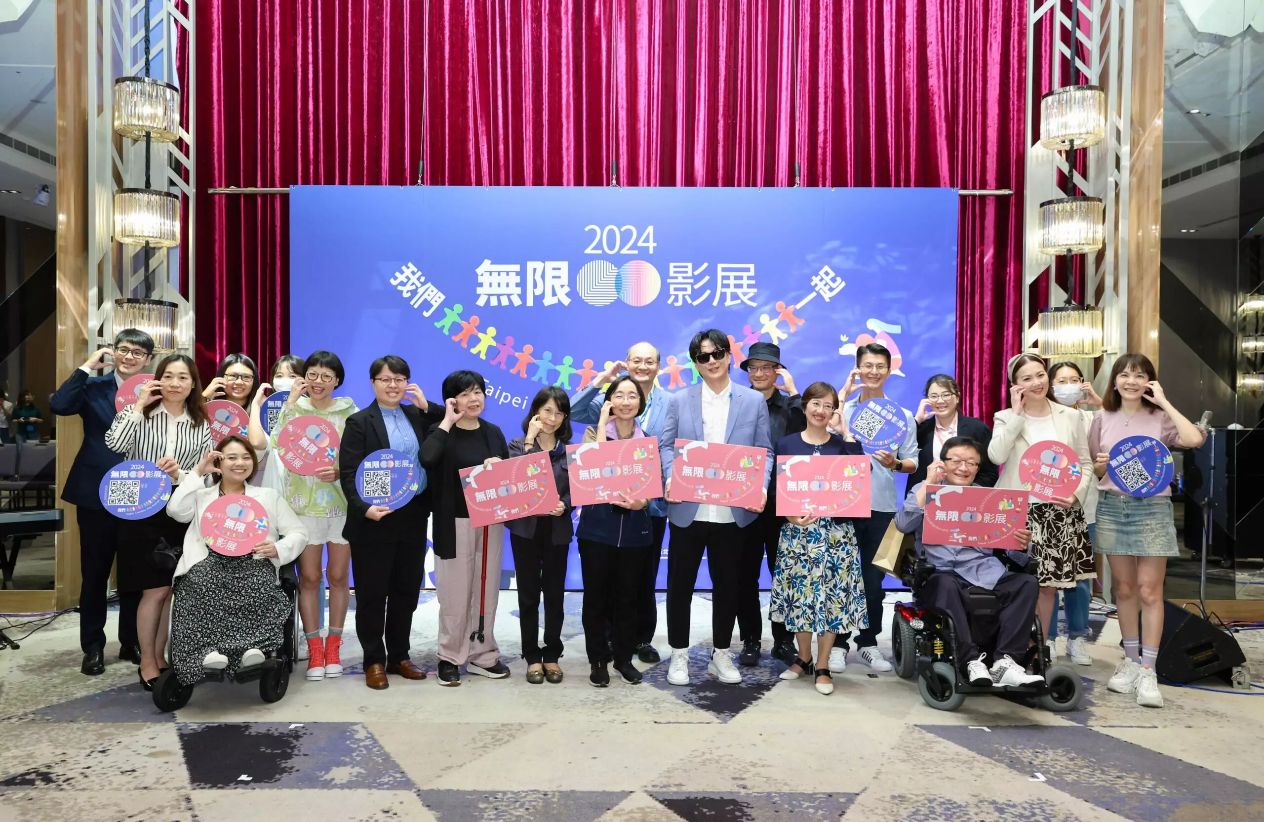 任「無限影展」代言人 金曲歌王蕭煌奇:「我們一起」不設限精神 2024無限影展大合照 1 scaled