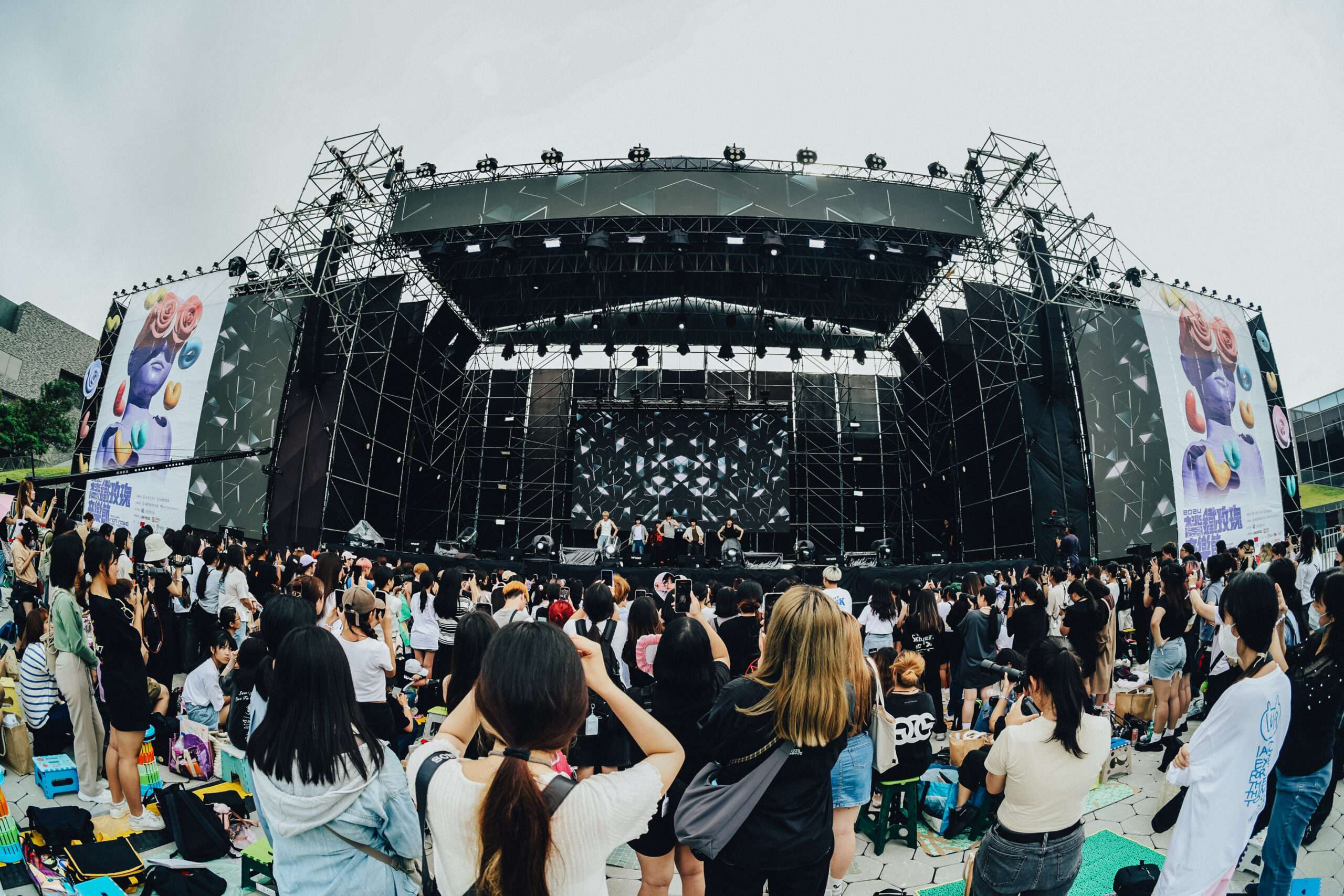 桃園鐵玫瑰音樂節圓滿落幕 現場萬名樂迷嗨翻天 2024鐵玫瑰音樂節 PROPASS彩排搶先看 0 scaled