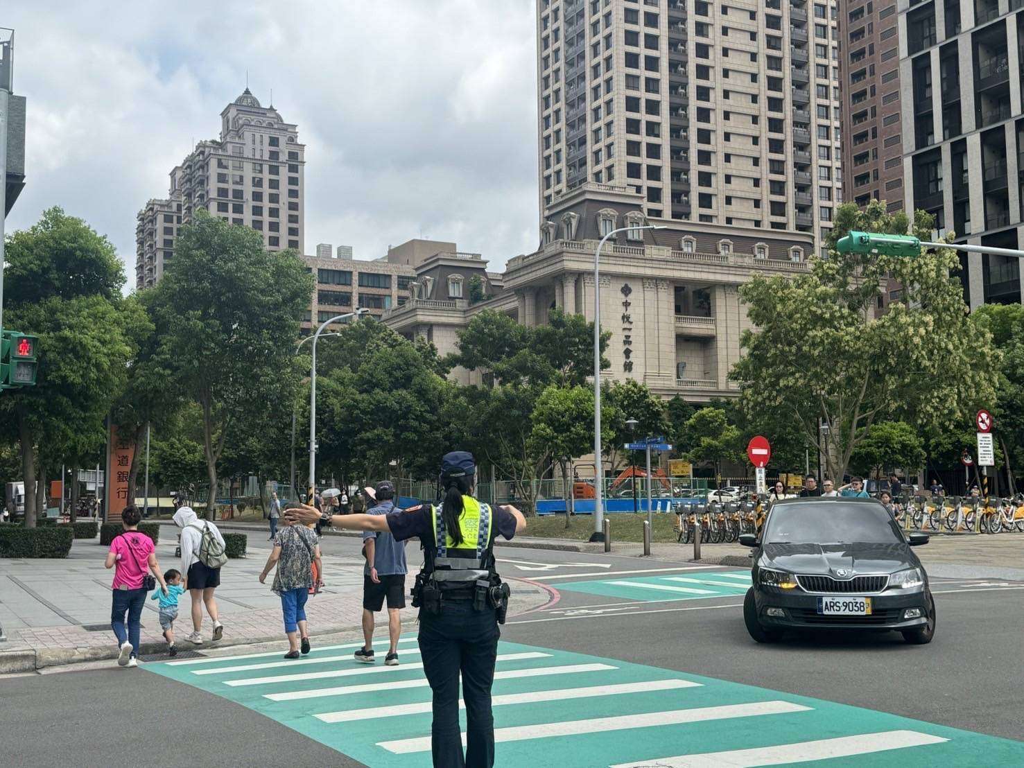 桃園萬聖城今晚開城!桃警鼓勵民眾搭接駁車、公車 323985 0