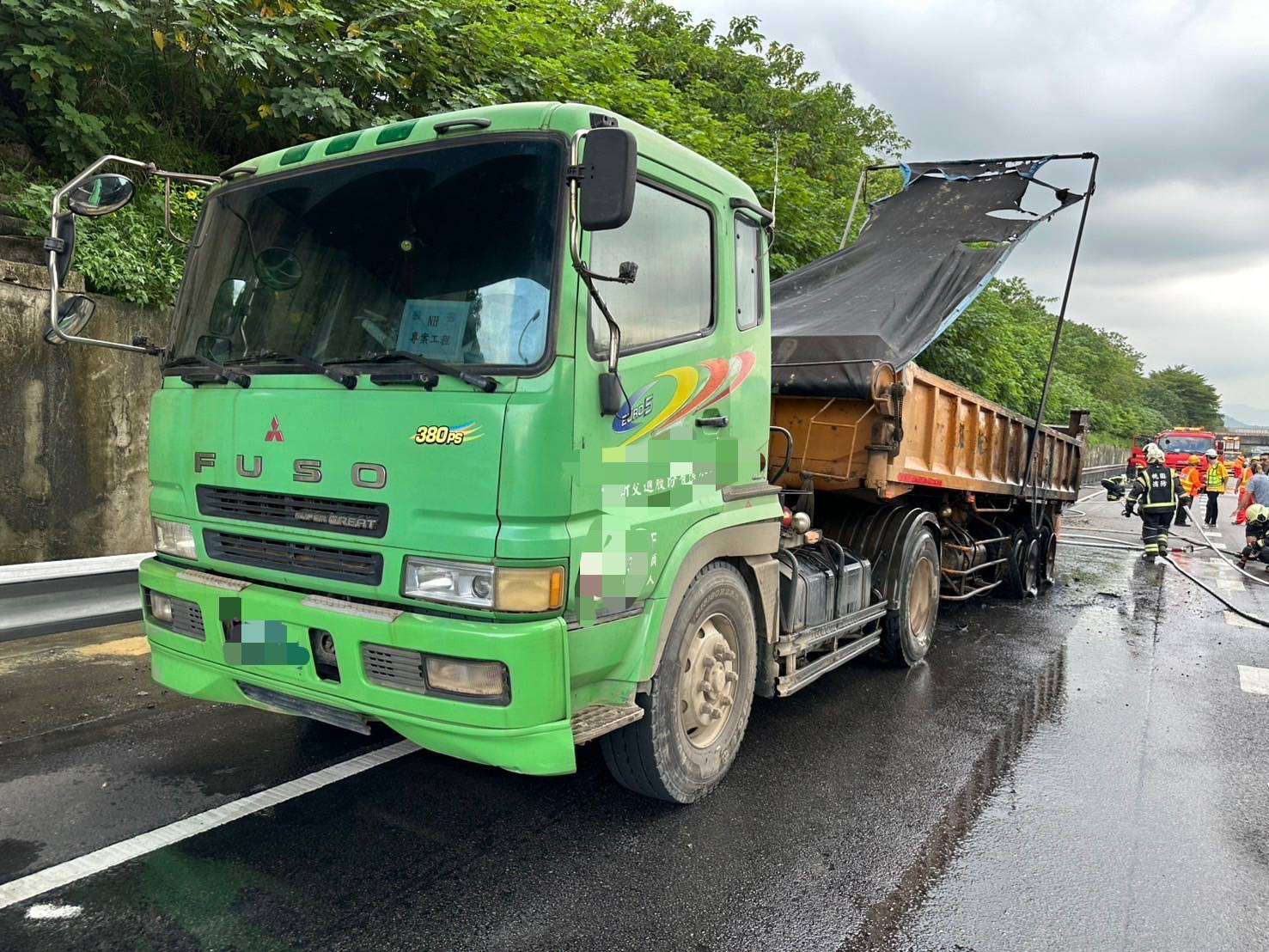 國2半聯結車左後輪突起火 消防緊急出動撲滅 344658
