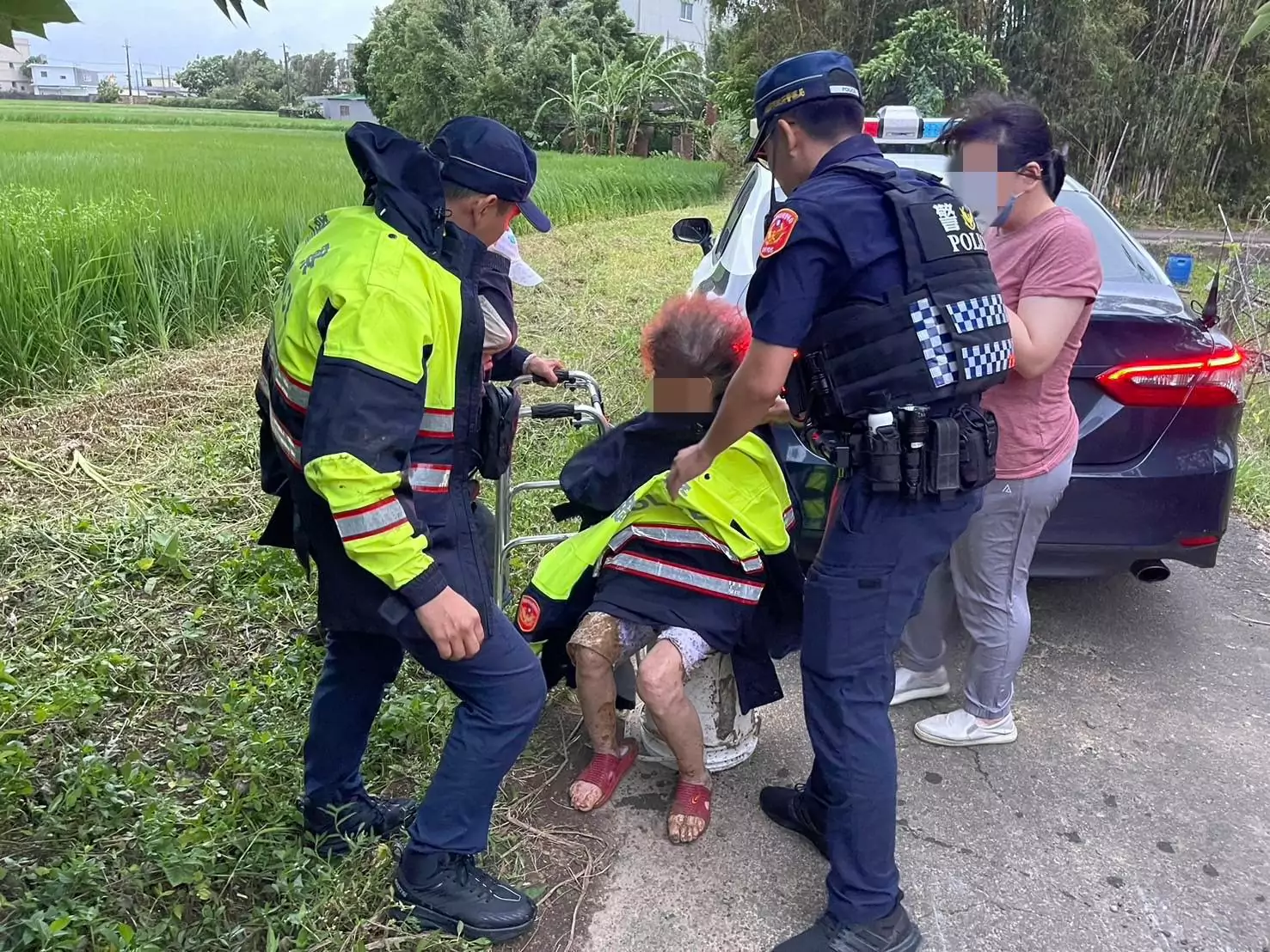 8旬老婦颱風夜外出迷途 警機智在「這地方」找到人 8旬老婦颱風夜外出迷途 警機智在「這地方」找到人