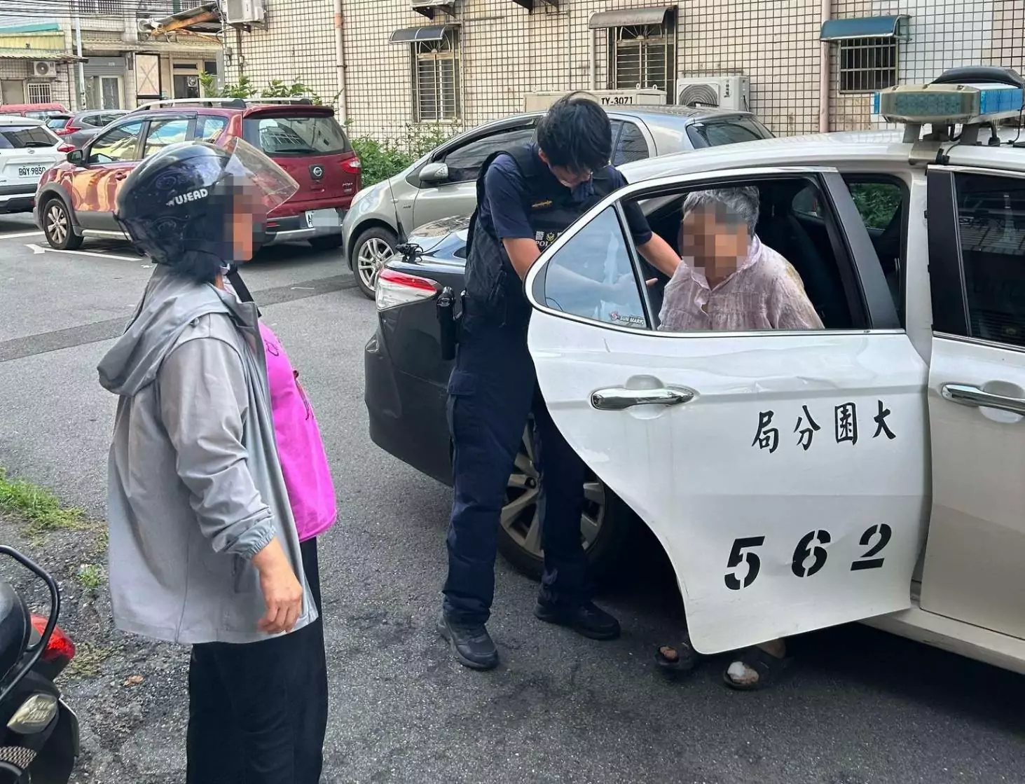 失智婦散步跌水溝 大園警緊急救援靠「這招」助返家 失智婦散步跌水溝 大園警緊急救援靠「這招」助返家