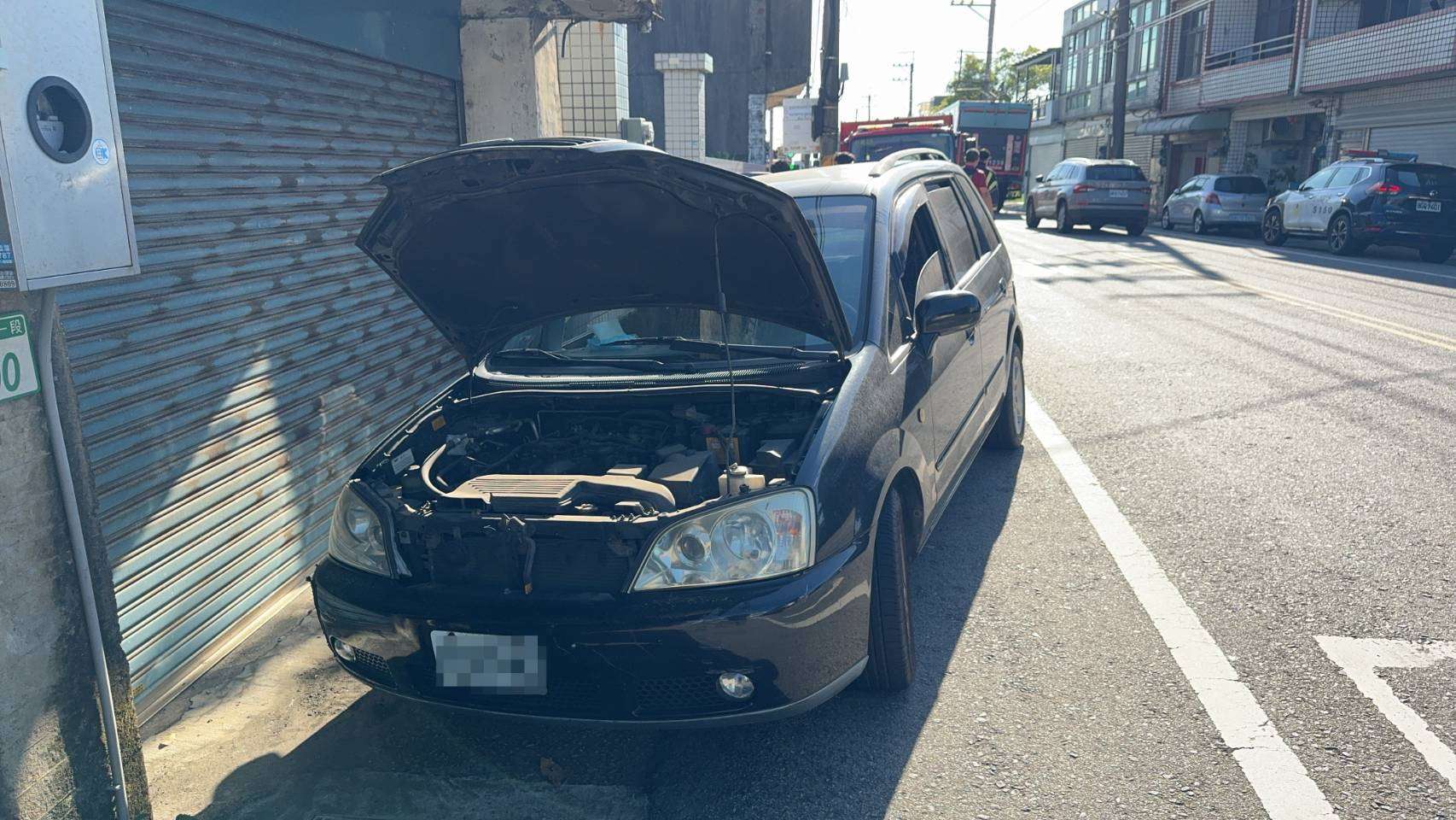 轎車開到一半突冒白煙 大園警及時伸援化解驚魂 414397 0