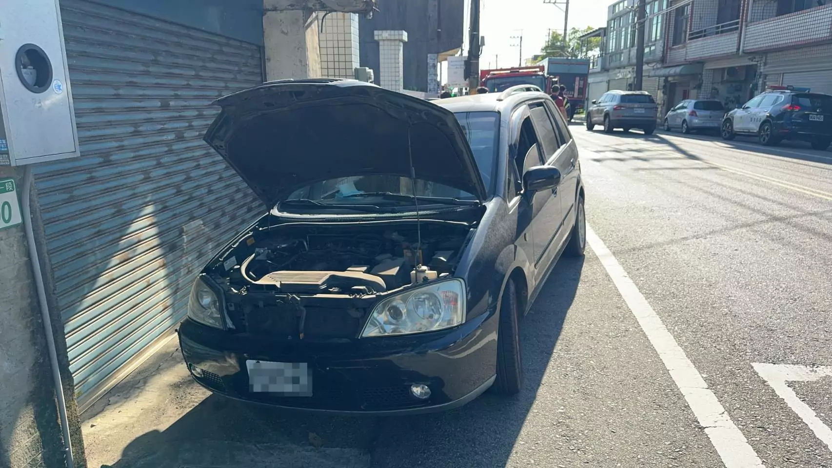 轎車開到一半突冒白煙 大園警及時伸援化解驚魂 414397 0