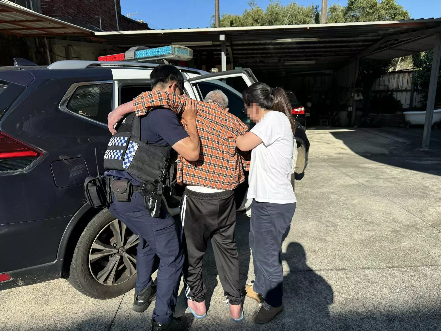 轎車開到一半突冒白煙 大園警及時伸援化解驚魂 轎車開到一半突冒白煙 大園警及時伸援化解驚魂