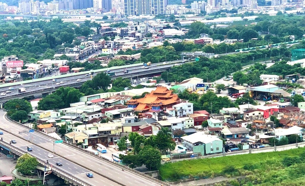 社區剛交屋「9人變小飛俠」露台戶花2萬清血漬「又墜」 網扮柯南:是這棟