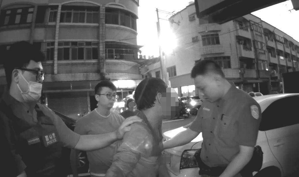 失聯移工遭攔查心虛逃跑秒遭逮 警一聞這味道尷尬了 416388 0