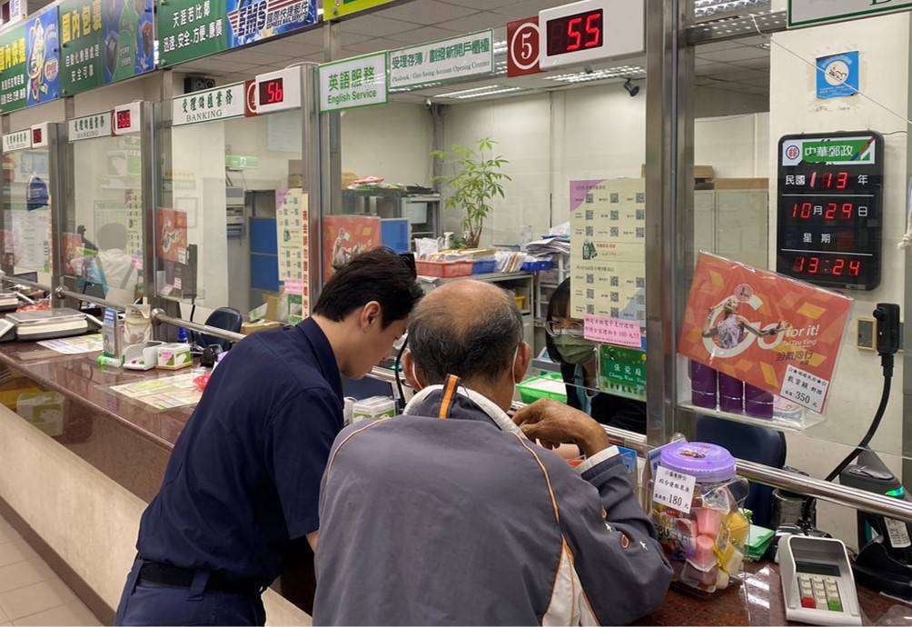 姪女幫朋友借錢?大園警助6旬翁保住10萬老本 417791 0