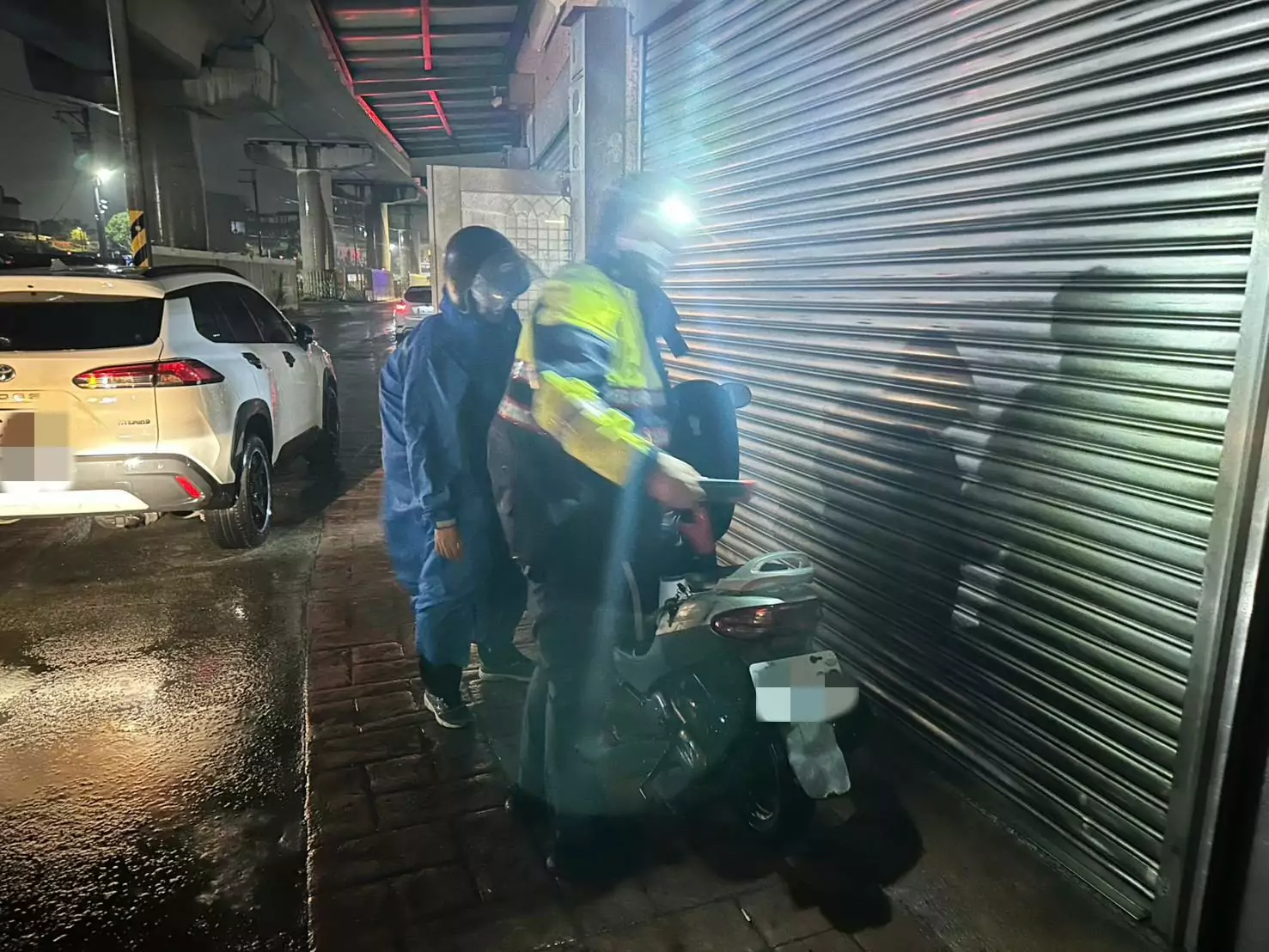 颱風夜下班機車發不動 大園警神救援助男子返家 颱風夜下班機車發不動 大園警神救援助男子返家
