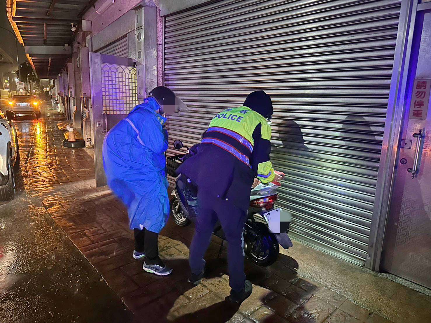颱風夜下班機車發不動 大園警神救援助男子返家 417983 0