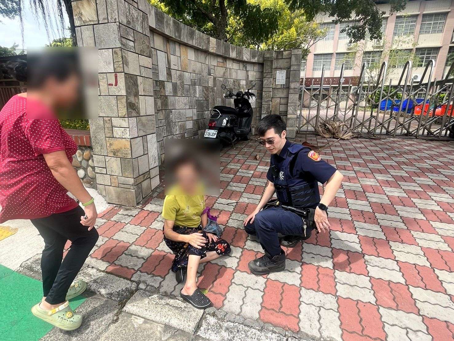 風太大!老婦騎車遭吹倒 平警暖心伸援解圍 424933 0
