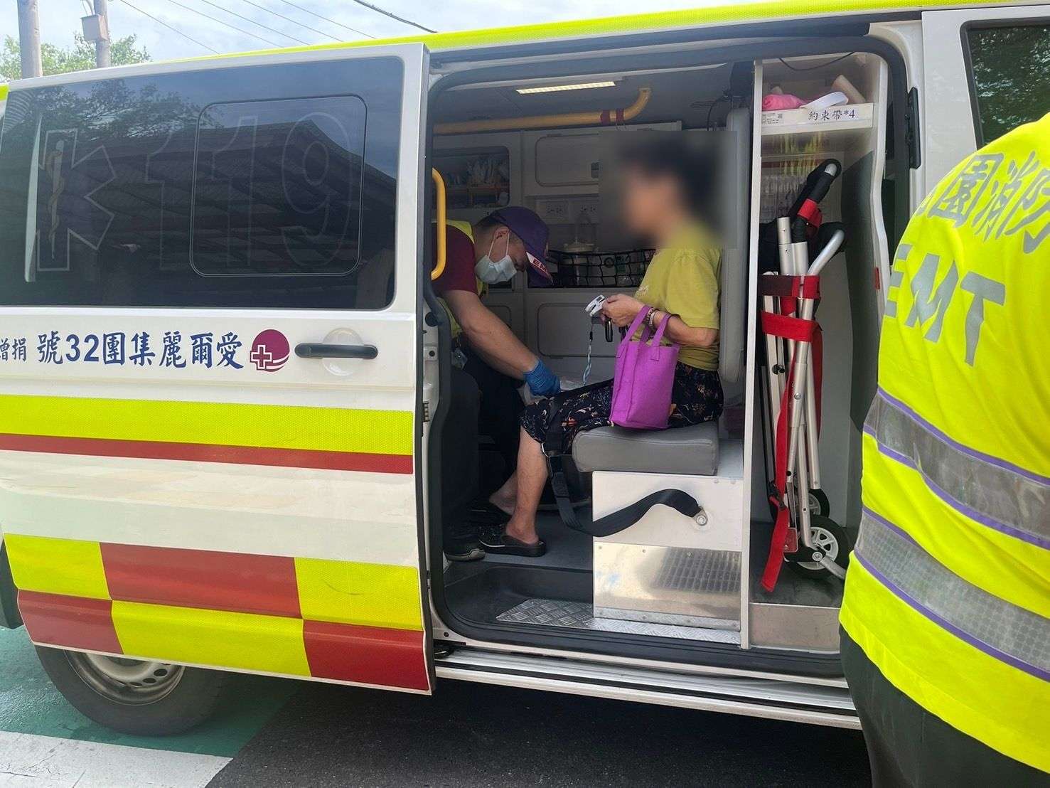風太大!老婦騎車遭吹倒 平警暖心伸援解圍 424935 0