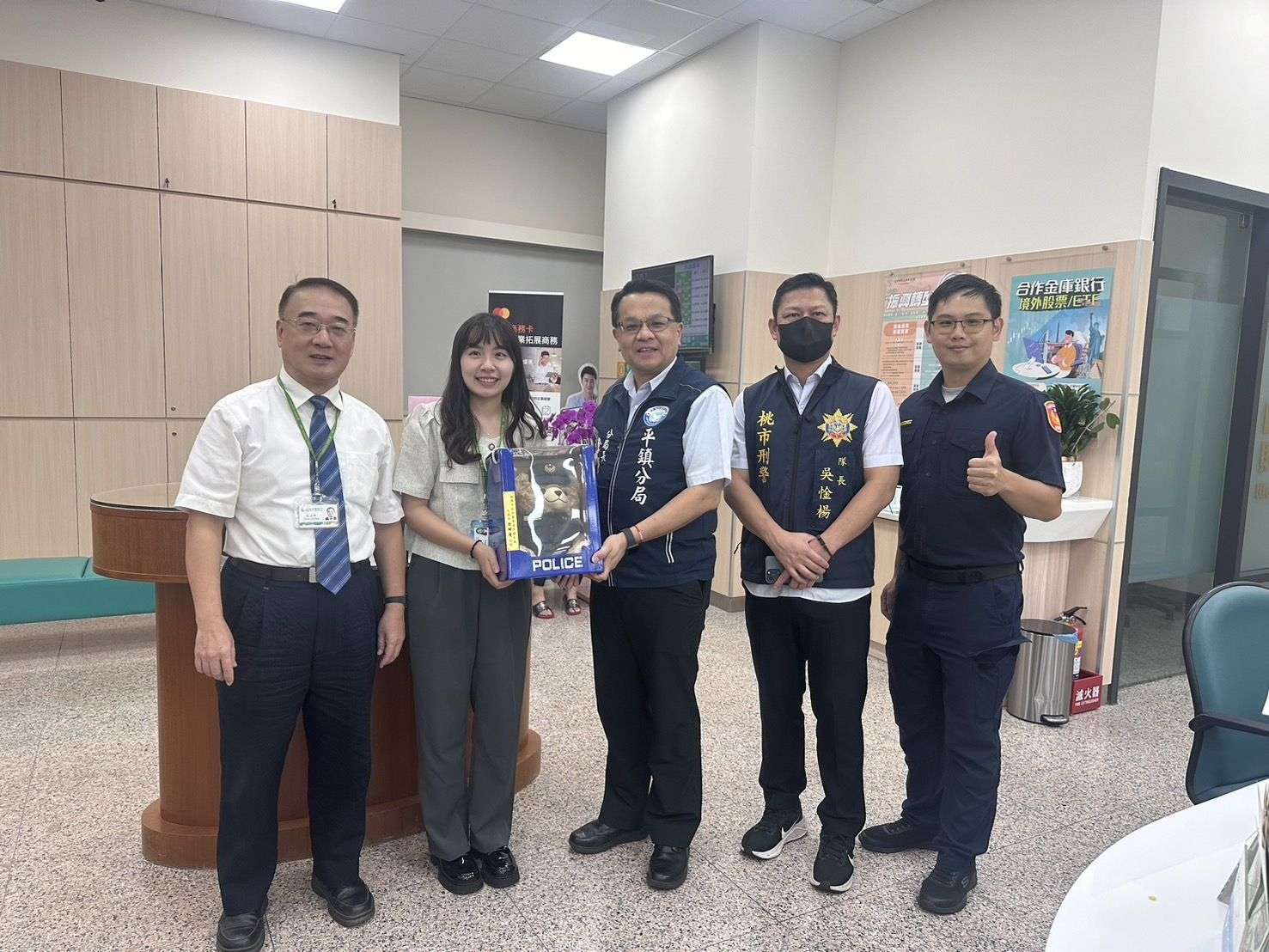 6旬婦不敵甜言蜜語攻勢 平警苦勸阻詐250萬 426146 0