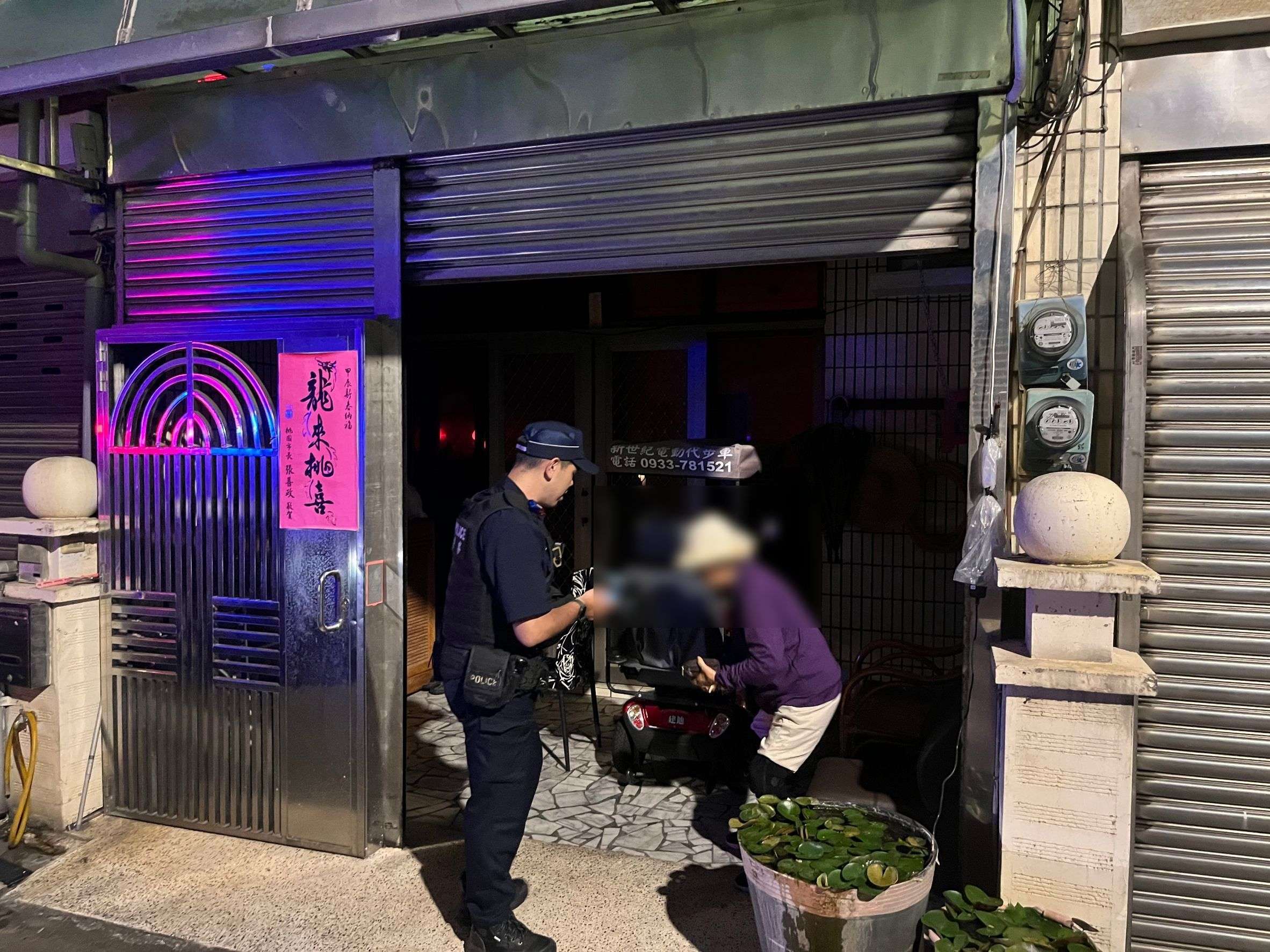深夜騎車半路拋錨好無助 平警暖心送她返家 430712 0