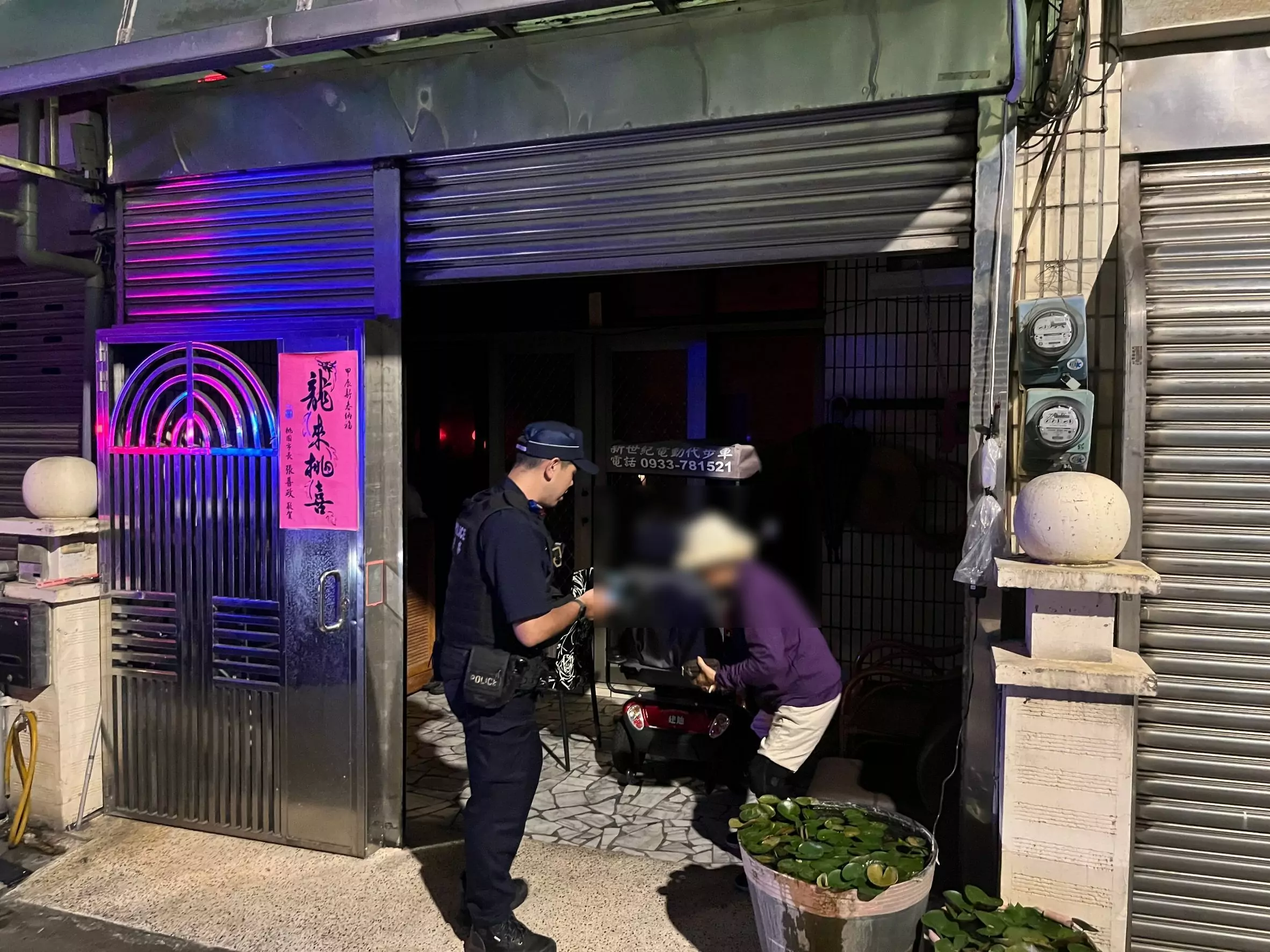 深夜騎車半路拋錨好無助 平警暖心送她返家 430712 0