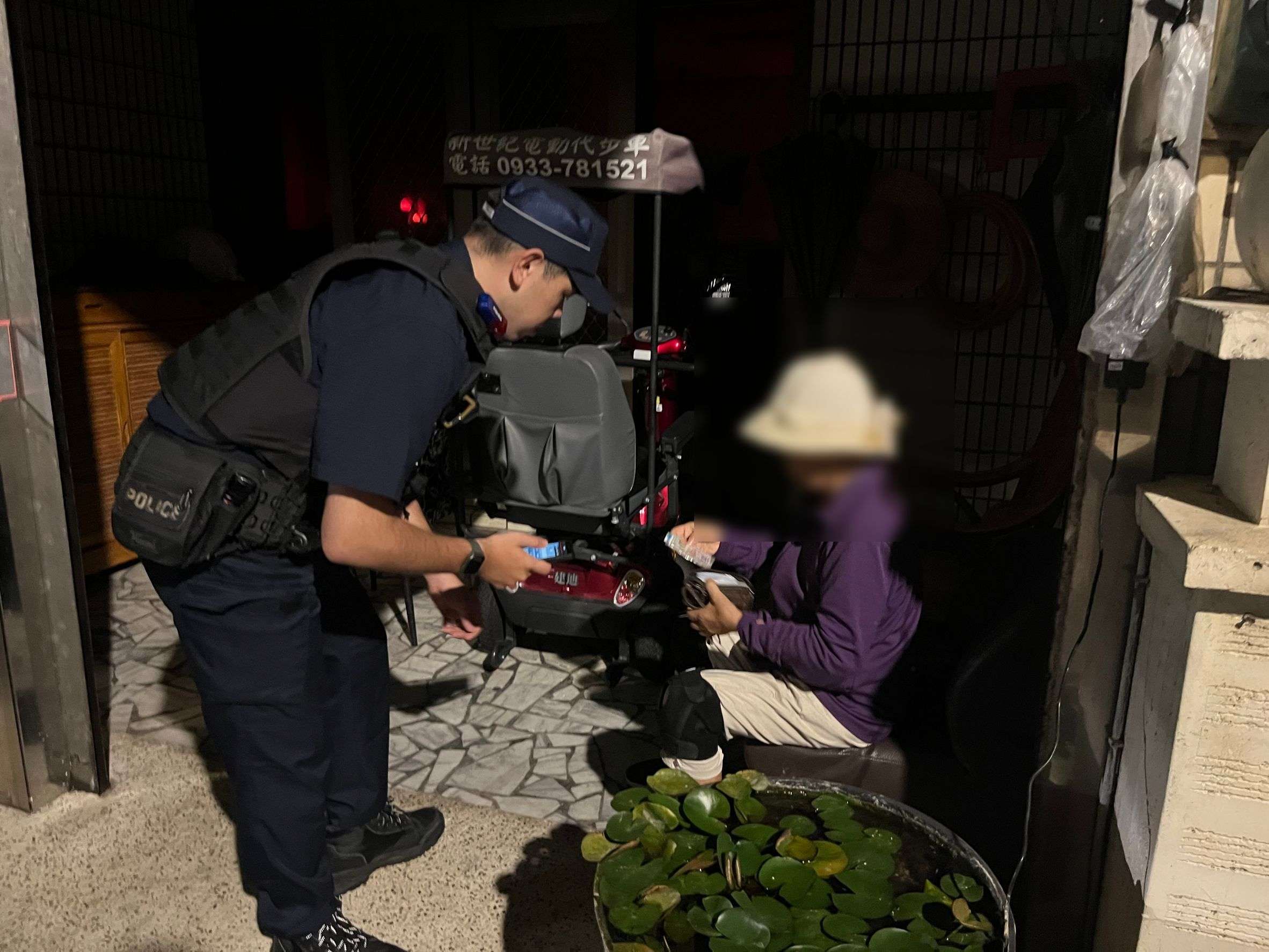 深夜騎車半路拋錨好無助 平警暖心送她返家 430713 0