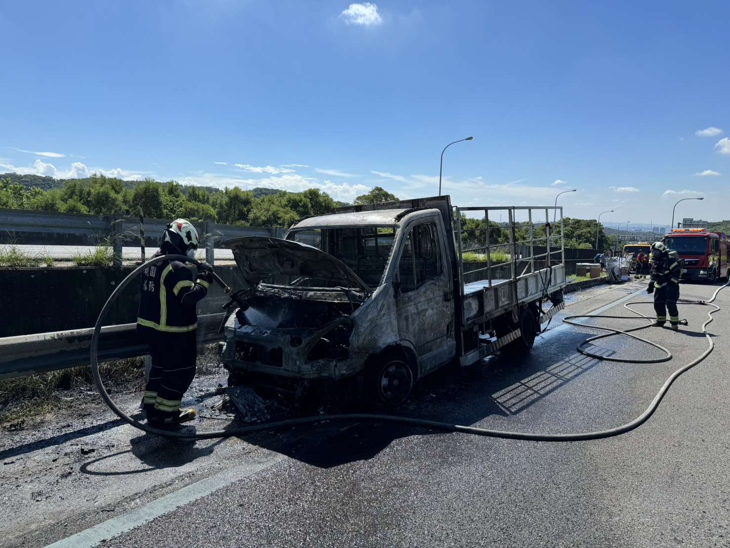 國1小貨車突發異常!駕駛急停路肩 車頭下秒就起火 434737