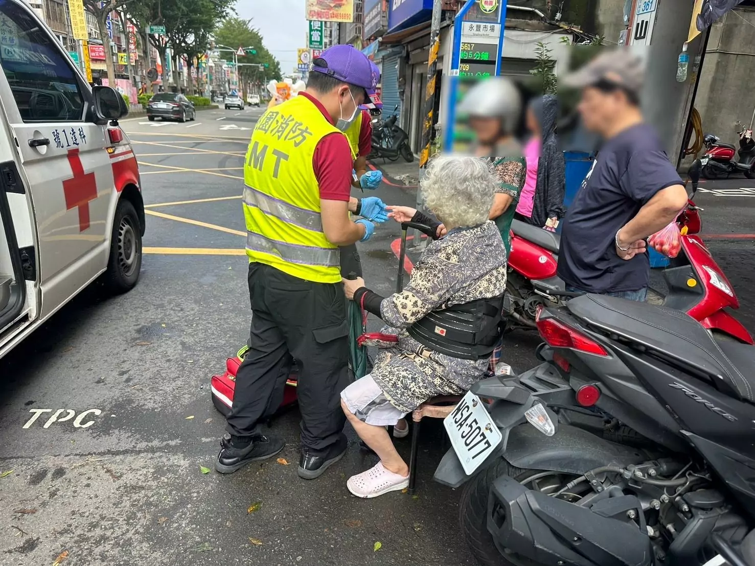 8旬婦等公車突昏厥 平鎮警消即刻救援 8旬婦等公車突昏厥 平鎮警消即刻救援