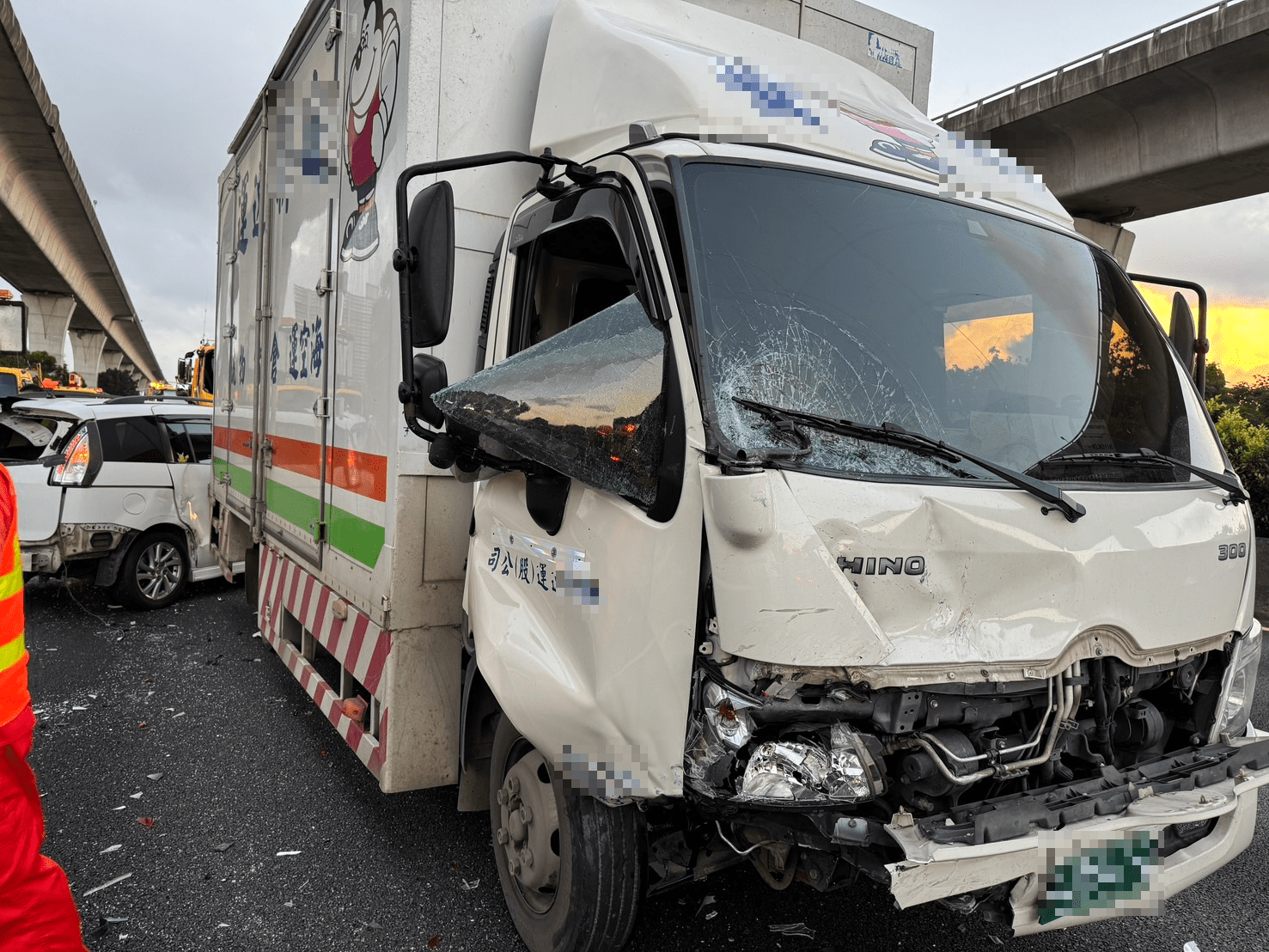 疑未注意車前狀況 國1平鎮段大貨車狠撞3轎車 436281