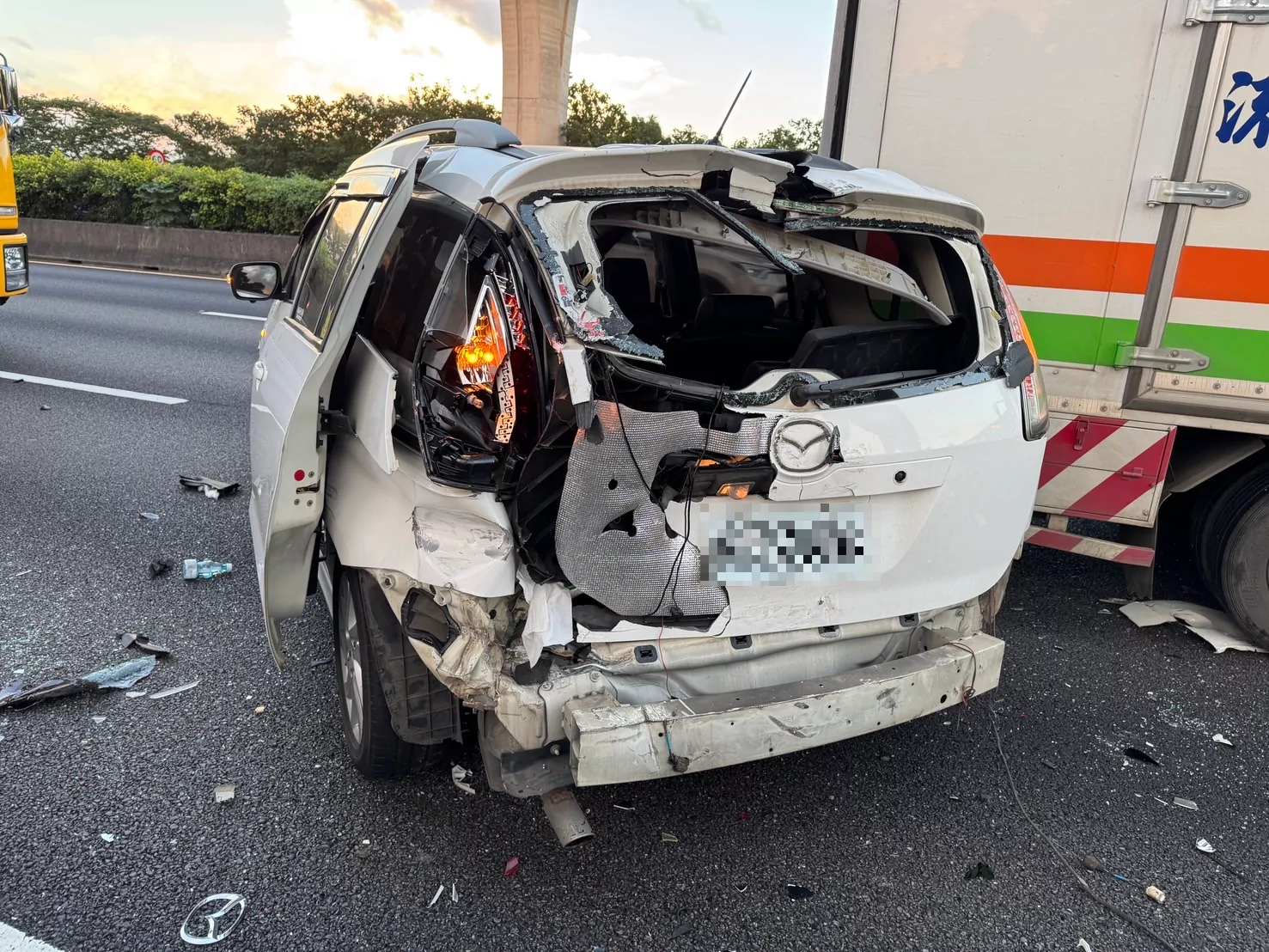 疑未注意車前狀況 國1平鎮段大貨車狠撞3轎車 疑未注意車前狀況 國1平鎮段大貨車狠撞3轎車