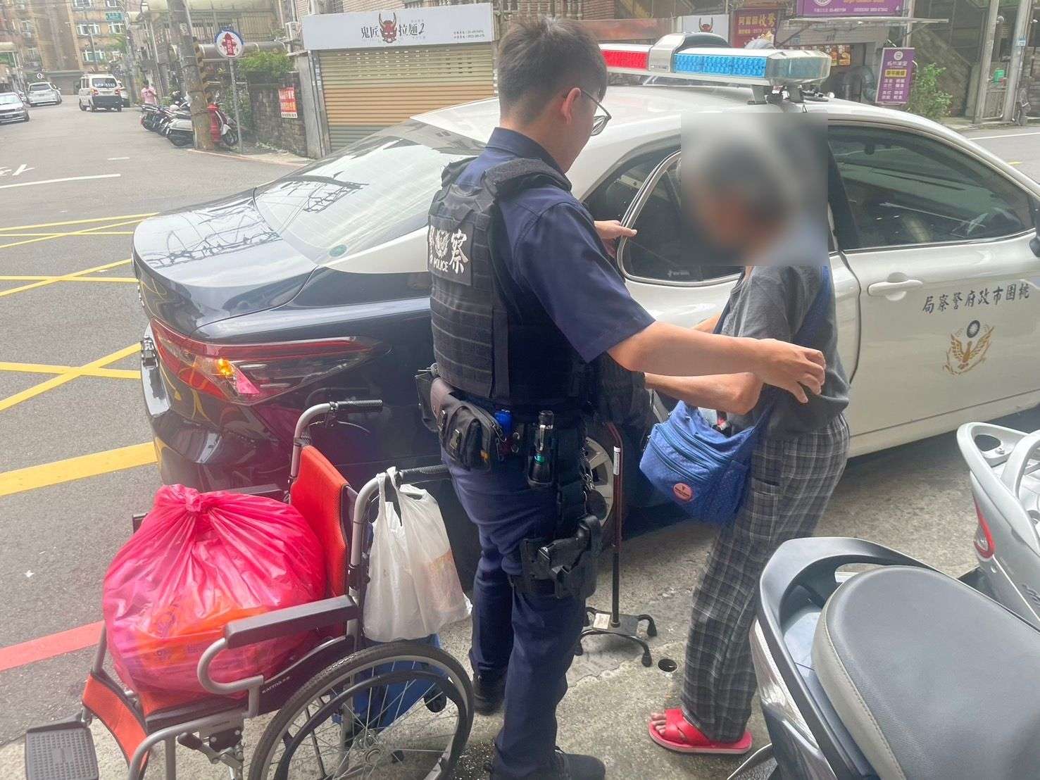 失智婦眼神茫然在外徘徊 平警及時伸援 436630 0