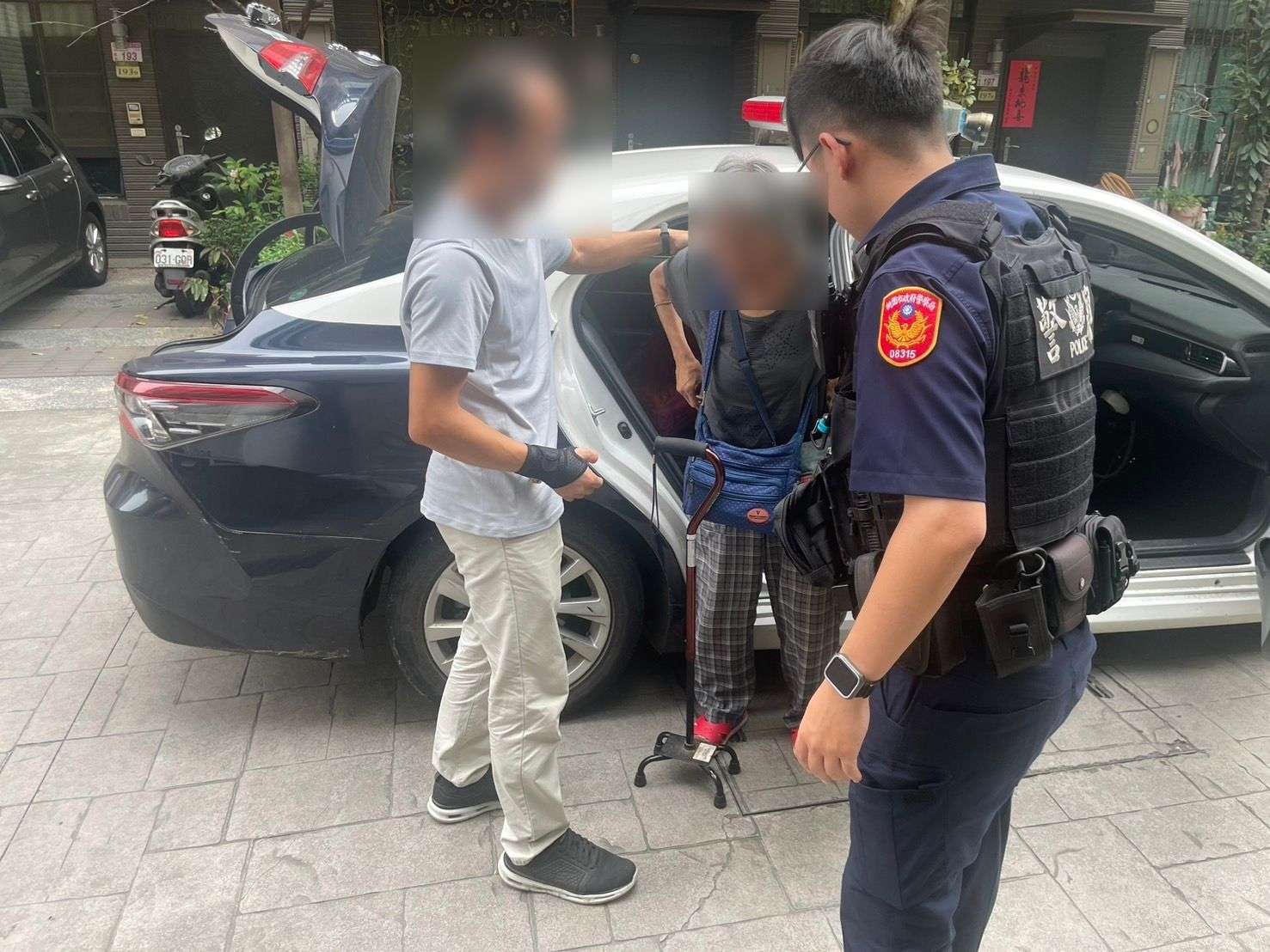 失智婦眼神茫然在外徘徊 平警及時伸援 436631 0