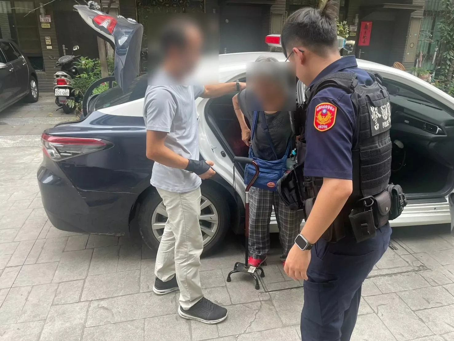 失智婦眼神茫然在外徘徊 平警及時伸援 436631 0