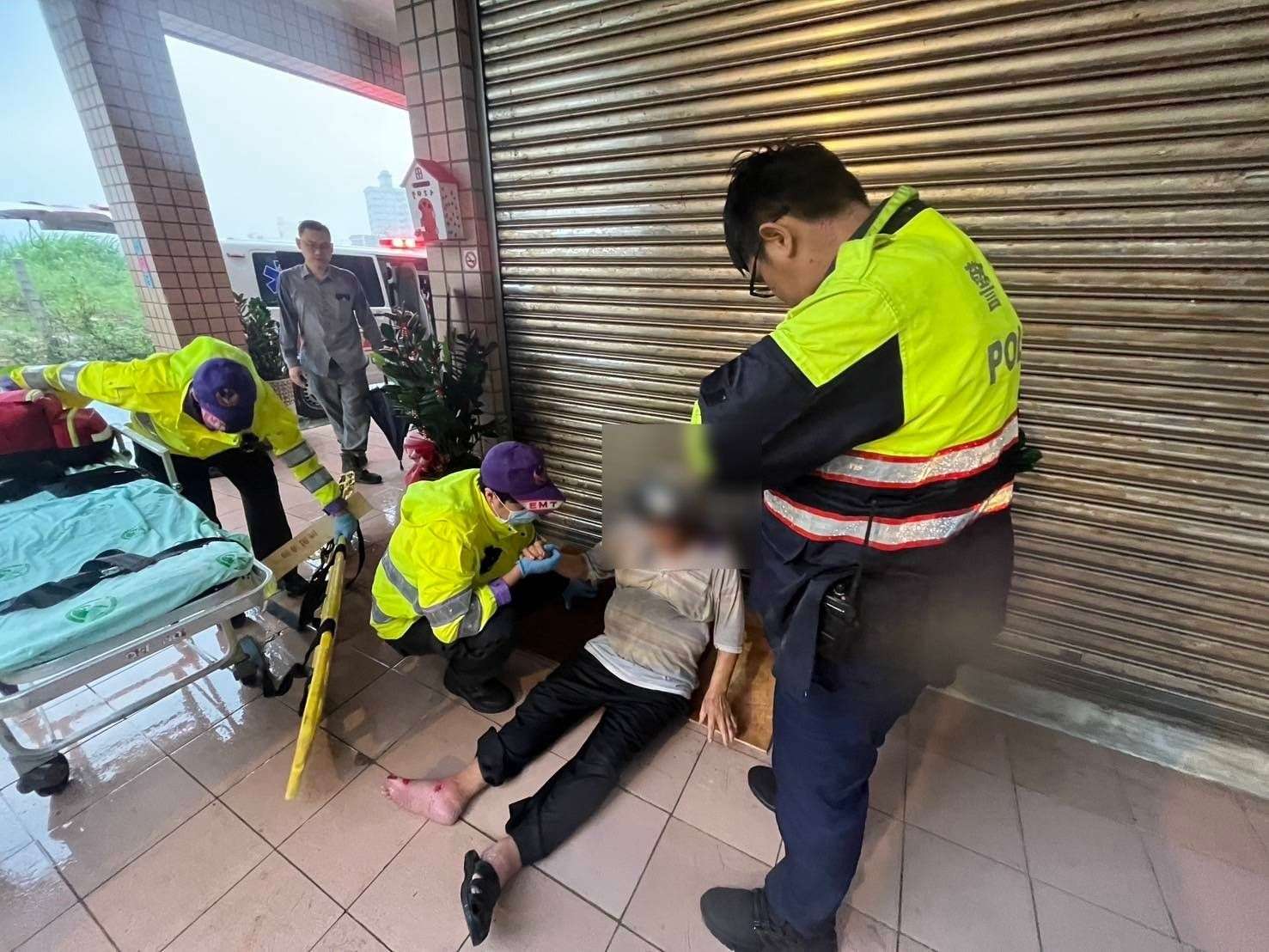 7旬騎士不敵康芮強風摔車 平警即刻救援 438753 0