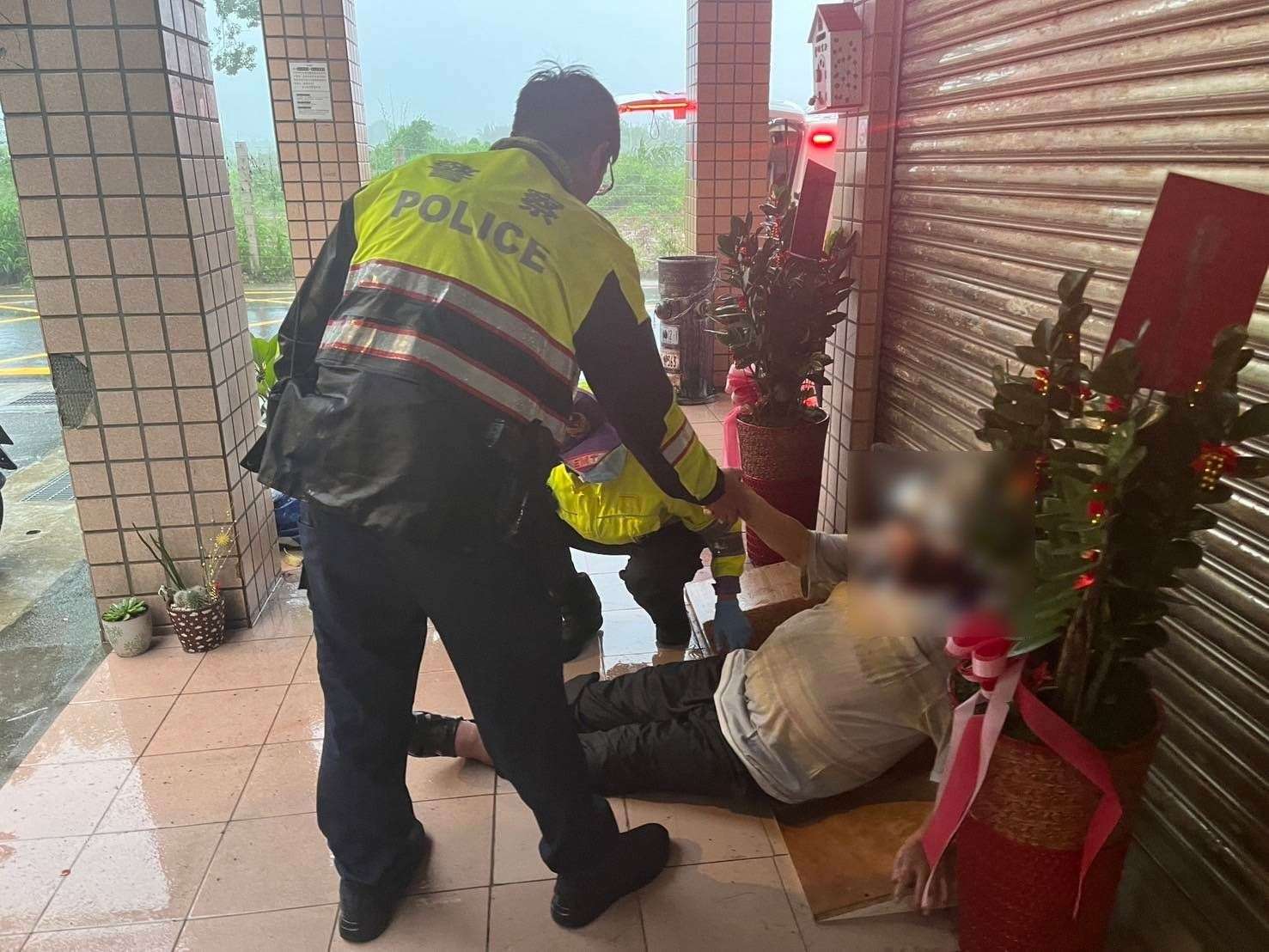 7旬騎士不敵康芮強風摔車 平警即刻救援 438755 0