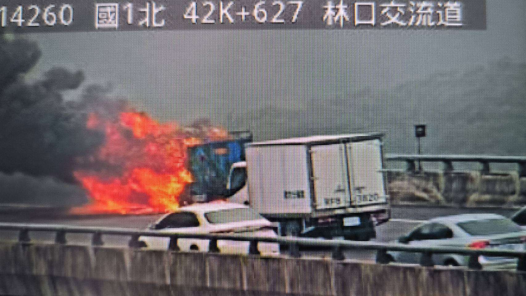 國1火燒小貨車 大量資源回收物燒焦 439268 0
