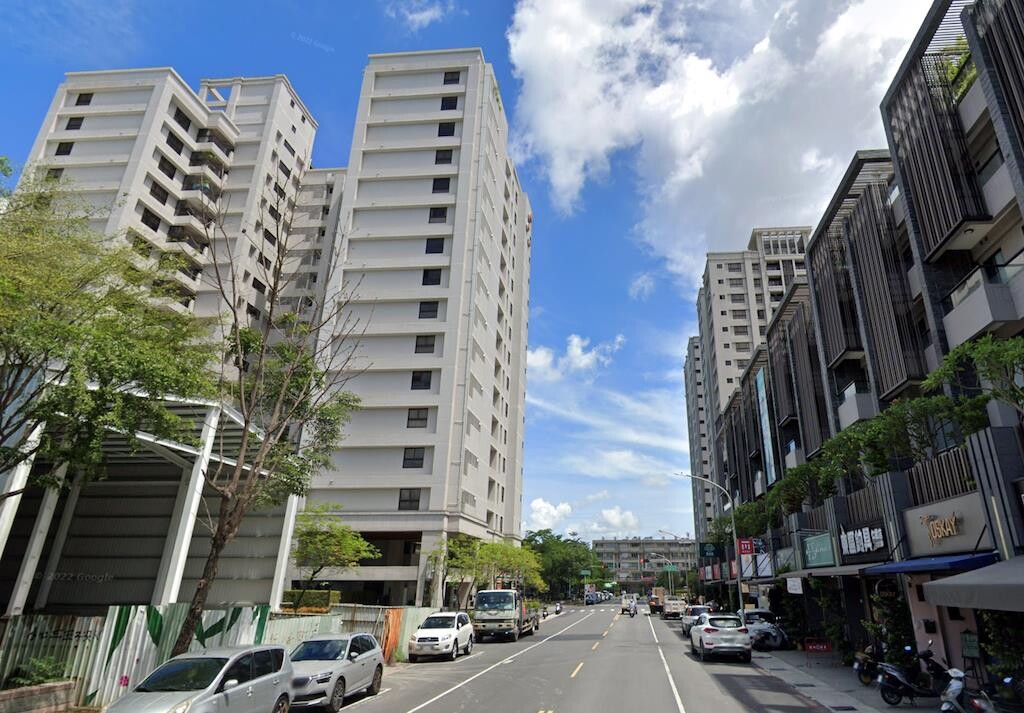 透天厝遭新大樓包圍!屋主擔憂「10年後難換房」 他吐實一句:不相信賣不掉